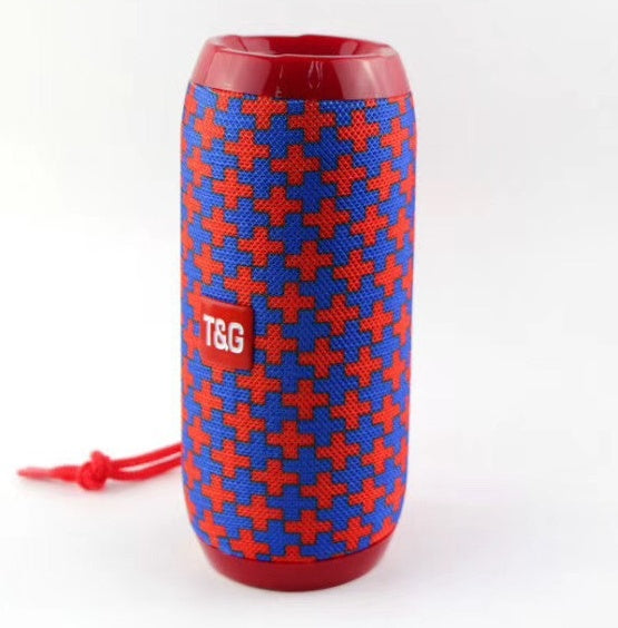 Splash-proof speaker near water
